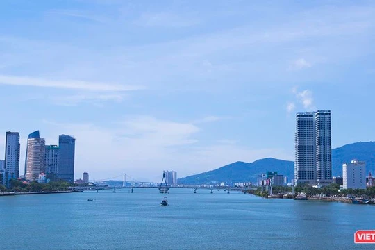 Thành phố Đà Nẵng nhìn từ sông Hàn