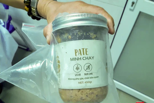 Mẫu sản phẩm pate Minh Chay được ngành y tế Quảng Nam niêm phong, lấy mẫu kiểm nghiệm.