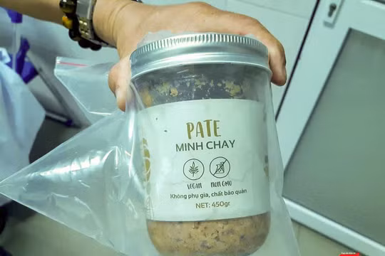 Mẫu sản phẩm pate Minh Chay được ngành y tế Quảng Nam niêm phong, lấy mẫu kiểm nghiệm.