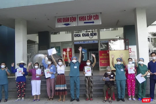 Các bệnh nhân điều trị tại Bệnh viện dã chiến Hòa Vang được xuất viện chiều ngày 16/8.