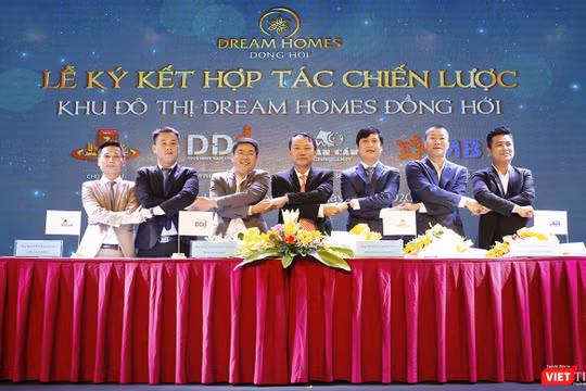 Lễ ký kết hợp tác chiến lược giữa các bên trong sự kiện Công bố Khu đô thị Dream Homes - Quảng Bình