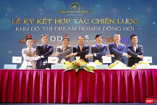 Lễ ký kết hợp tác chiến lược giữa các bên trong sự kiện Công bố Khu đô thị Dream Homes - Quảng Bình