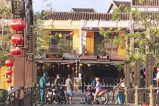 Sáng 30/7, các tuyến đường dẫn vào Hội An đã được dựng rào chắn phong tỏa