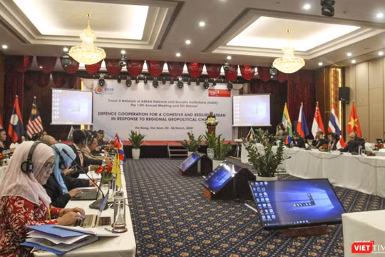Quang cảnh phiên khai mạc Hội nghị thường niên lần thứ 13 và Hội nghị hẹp lần thứ 5 Kênh II Mạng lưới các Viện nghiên cứu Quốc phòng và An ninh ASEAN (NADI) diễn ra sáng 3/3 tại Đà Nẵng