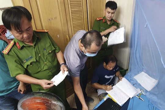 Lực lượng công an đang kiểm tra hiện trường đường dây đánh bạc qua mạng do Huỳnh Ngọc Anh cầm đầu