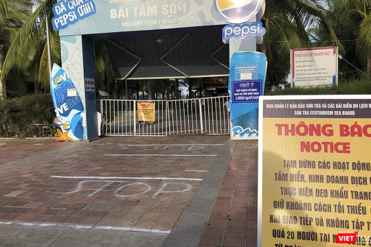 Khu vực bãi giữ xe, tắm nước ngọt được vệ sinh, khử khuẩn, kẻ vạch phân luồng giãn cách người và phương tiện đi tắm biển