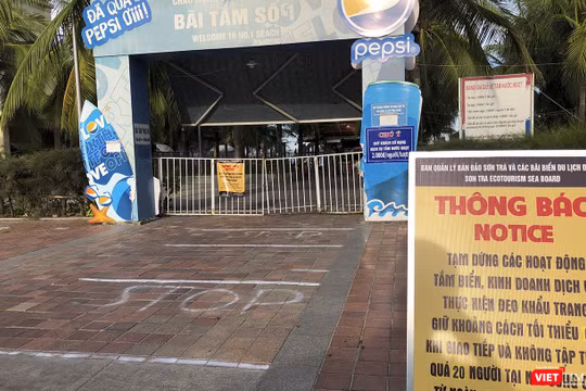 Khu vực bãi giữ xe, tắm nước ngọt được vệ sinh, khử khuẩn, kẻ vạch phân luồng giãn cách người và phương tiện đi tắm biển