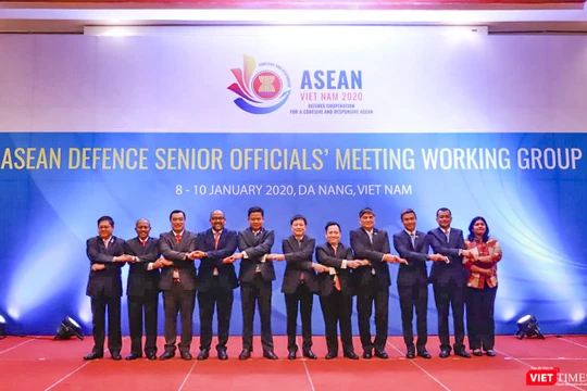 Các quan chức quốc phòng cấp cao các nước ASEAN chụp ảnh lưu niệm tại sự kiện ADSOM WG