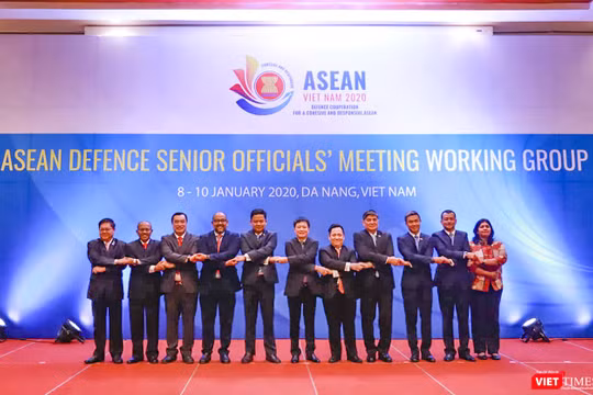 Các quan chức quốc phòng cấp cao các nước ASEAN chụp ảnh lưu niệm tại sự kiện ADSOM WG