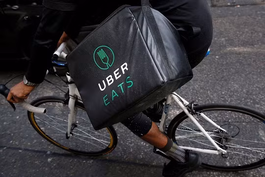 Nhân viên của dịch vụ UberEats đang đi giao hàng thực phẩm (Ảnh: Business Insider)