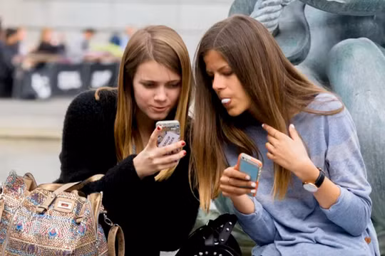 Học sinh Pháp sẽ bị cấm sử dụng điện thoại trong lớp học từ học kỳ tới (Nguồn: Cnet)