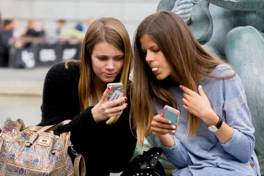 Học sinh Pháp sẽ bị cấm sử dụng điện thoại trong lớp học từ học kỳ tới (Nguồn: Cnet)