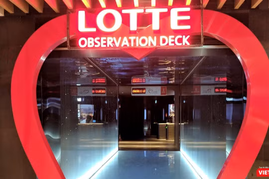 Cổng vào Đài quan sát Lotte