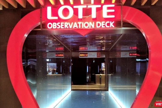 Cổng vào Đài quan sát Lotte