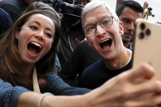 CEO Apple - Tim Cook chụp ảnh selfie với một người tham dự sự kiện ra mắt sản phẩm mới của công ty vào ngày 10-09-2019. Ảnh: CNBC