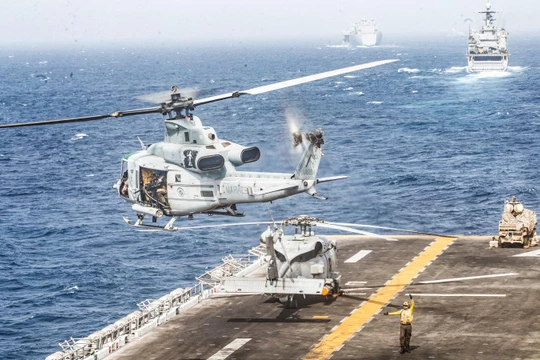 Một máy bay trực thăng UH-1Y Venom cất cánh từ sàn máy bay của tàu tấn công đổ bộ USS Boxer ở eo biển Hormuz, ngày 18.7.2019. Ảnh: Engadget