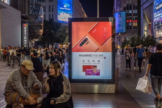 Các nhà cung cấp chip của Mỹ vẫn “lách” lệnh cấm, bán thiết bị cho Huawei. Ảnh: NY Times