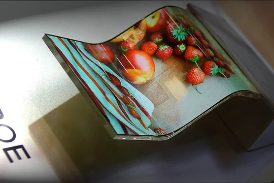 Một màn hình gập siêu mỏng do BOE sản xuất. Ảnh: Nikkei Asian Review