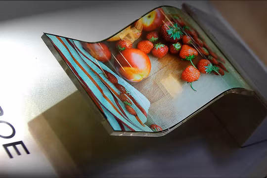 Một màn hình gập siêu mỏng do BOE sản xuất. Ảnh: Nikkei Asian Review