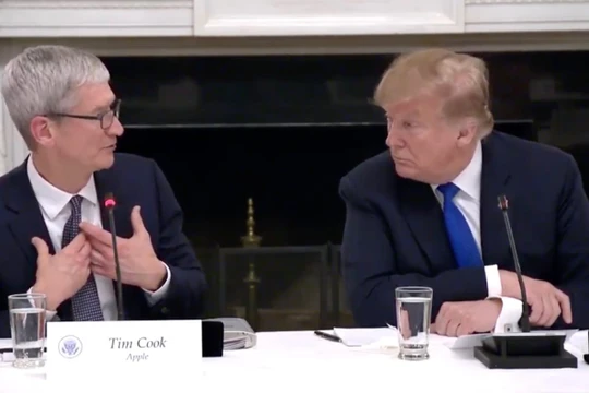 CEO của Apple Tim Cook (trái) và Tổng thống Donald Trump (phải). Ảnh: 9to5Google