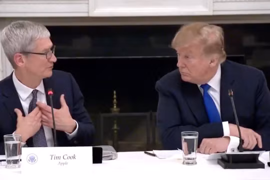 CEO của Apple Tim Cook (trái) và Tổng thống Donald Trump (phải). Ảnh: 9to5Google