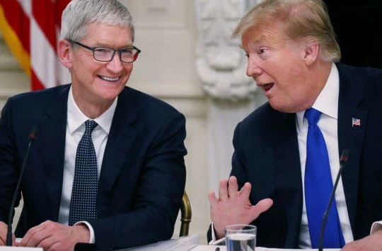 CEO Tim Cook của Apple và Tổng thống Donald Trump trong một cuộc họp tại Nhà Trắng vào ngày 6 tháng 3 năm 2019. Ảnh: CNBC