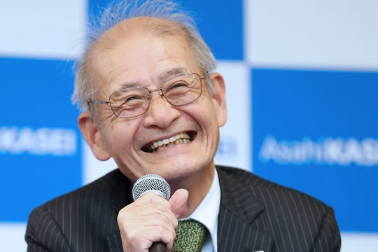 Ông Akira Yoshino nói chuyện với các phóng viên ở Tokyo sau khi giành được giải thưởng Nobel về Hóa học vào ngày 9/10. Ảnh: Nikkei Asian Review