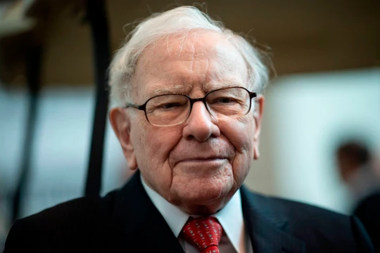 Tỷ phú Warren Buffett, CEO của Berkshire Hathaway, công ty hàng đầu thế giới về doanh thu. Ảnh: CNBC