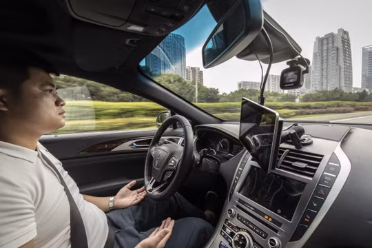 Một nhân viên ngồi trong xe tự lái do công ty Pony.ai sản xuất. Ảnh: SCMP