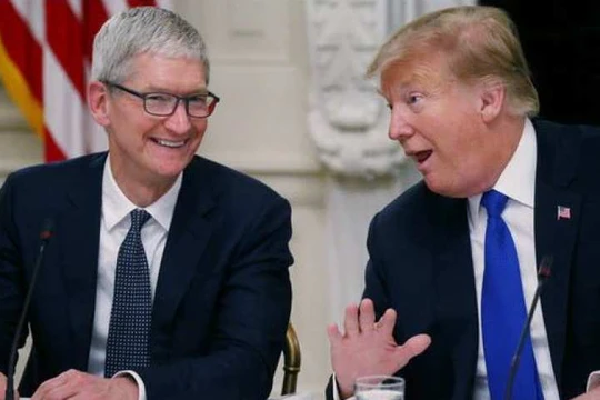Giám đốc điều hành hãng Apple, Tim Cook và Tổng thống Mỹ Donald Trump. Ảnh: Reuters