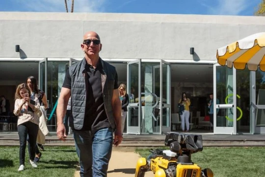 Tỷ phú Jeff Bezos, CEO của Amazon tại Hội nghị MARS. Ảnh: CNBC