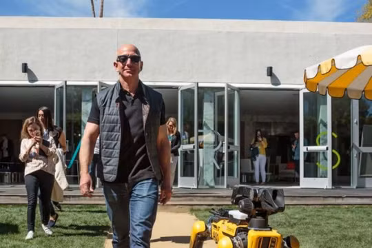 Tỷ phú Jeff Bezos, CEO của Amazon tại Hội nghị MARS. Ảnh: CNBC