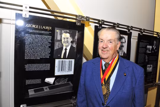 Ông George Laurer vào năm 2011 tại Hội trường Innovation Hall của Đại học Maryland. Ảnh: NY Times