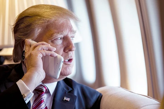 Tổng thống Mỹ Donald Trump vẫn thích nút Home truyền thống hơn là các thao tác vuốt trượt trên iPhone hiện nay. Ảnh: Business Insider