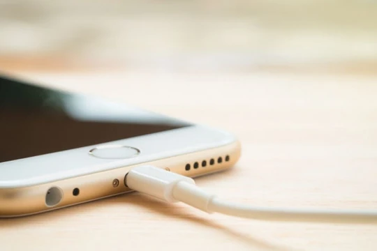 Mới đây, một số báo cáo cho rằng iPhone 2021 sẽ hoàn toàn sử dụng sạc không dây. Ảnh: Interesting Engineering