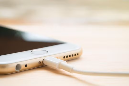 Mới đây, một số báo cáo cho rằng iPhone 2021 sẽ hoàn toàn sử dụng sạc không dây. Ảnh: Interesting Engineering