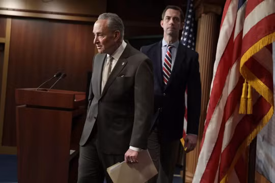 Thượng nghị sĩ Tom Cotton (phải), và Chuck Schumer (trái) đang yêu cầu FCC xem xét lại việc cấp giấy phép cho hai nhà cung cấp dịch vụ viễn thông Trung Quốc trong bối cảnh lo ngại về an ninh. Ảnh: CNET