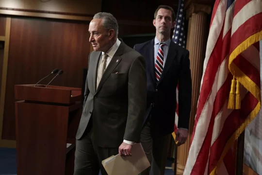 Thượng nghị sĩ Tom Cotton (phải), và Chuck Schumer (trái) đang yêu cầu FCC xem xét lại việc cấp giấy phép cho hai nhà cung cấp dịch vụ viễn thông Trung Quốc trong bối cảnh lo ngại về an ninh. Ảnh: CNET