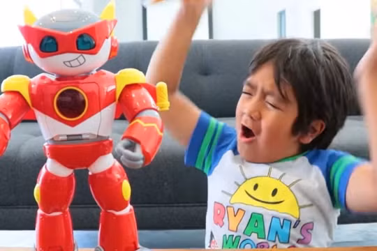 Dù chỉ mới 8 tuổi nhưng cậu bé Ryan đã bỏ túi một số tiền khổng lồ từ kênh review đồ chơi dưới sự giúp đỡ của bố mẹ mình. Ảnh: SCMP