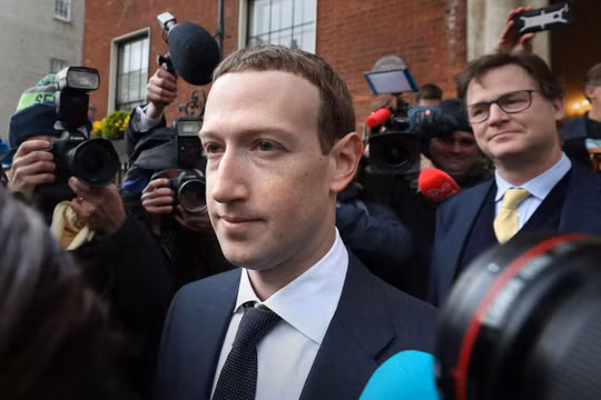 Giám đốc điều hành Facebook Mark Zuckerberg rời một khách sạn ở Dublin vào tháng 4/2019 sau cuộc họp với các chính trị gia để thảo luận về quyền riêng tư và các nội dung độc hại trên mạng xã hội. Ảnh: SCMP