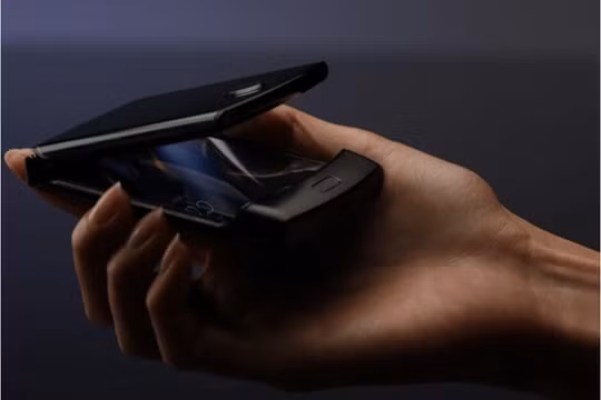 Điện thoại thông minh màn hình gập Motorola Razr. Ảnh: PhoneArena
