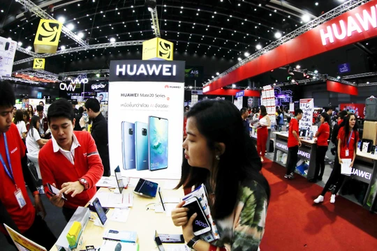 Mặc dù sự hoài nghi Huawei vẫn đang diễn ra Ấn Độ nhưng với giá thành rẻ, quy mô lớn, thật khó để chính phủ Ấn có thể cấm hoàn toàn Huawei khỏi quá trình xây dựng mạng 5G ở nước này. Ảnh: Nikkei Asian Review