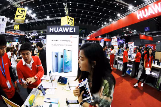 Mặc dù sự hoài nghi Huawei vẫn đang diễn ra Ấn Độ nhưng với giá thành rẻ, quy mô lớn, thật khó để chính phủ Ấn có thể cấm hoàn toàn Huawei khỏi quá trình xây dựng mạng 5G ở nước này. Ảnh: Nikkei Asian Review
