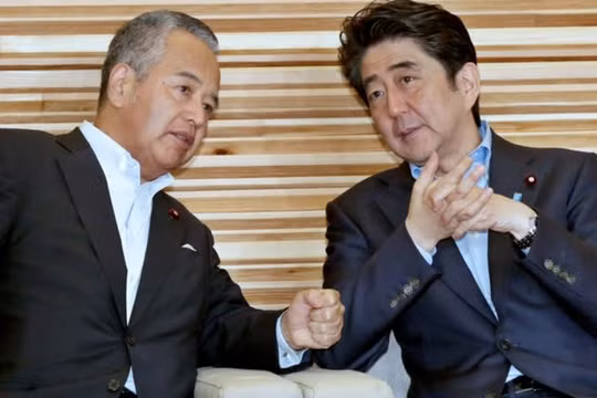 Akira Amari, người đứng đầu Ủy ban nghiên cứu thuế của Nhật Bản nói chuyện với Thủ tướng Nhật Bản Shinzo Abe. Ảnh: Nikkei Asian Review