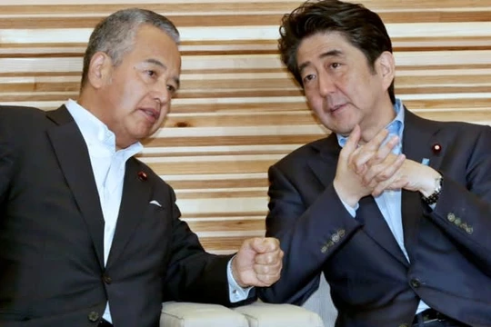 Akira Amari, người đứng đầu Ủy ban nghiên cứu thuế của Nhật Bản nói chuyện với Thủ tướng Nhật Bản Shinzo Abe. Ảnh: Nikkei Asian Review