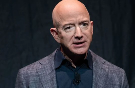 Tỷ phú Jeff Bezos đã trở thành người giàu nhất thế giới kể từ năm 2017, sau khi giá trị tài sản ròng của ông tăng vọt lên 160 tỷ USD. Ảnh: CNBC