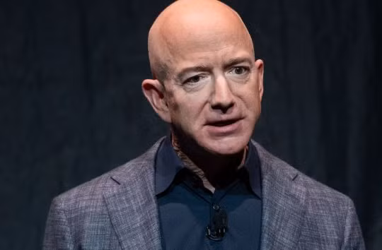 Tỷ phú Jeff Bezos đã trở thành người giàu nhất thế giới kể từ năm 2017, sau khi giá trị tài sản ròng của ông tăng vọt lên 160 tỷ USD. Ảnh: CNBC