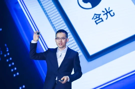 Jeff Zhang, Giám đốc Công nghệ của Alibaba đã tiết lộ chip AI đầu tiên công ty tự phát triển có tên Hanguang 800 tại Hội nghị điện toán Apsara vào ngày 25 tháng 9 năm 2019. Ảnh: CNBC
