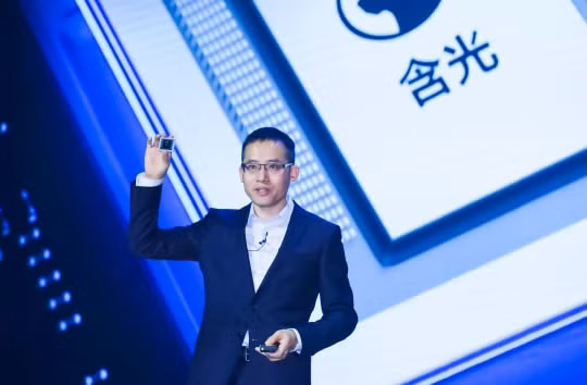 Jeff Zhang, Giám đốc Công nghệ của Alibaba đã tiết lộ chip AI đầu tiên công ty tự phát triển có tên Hanguang 800 tại Hội nghị điện toán Apsara vào ngày 25 tháng 9 năm 2019. Ảnh: CNBC