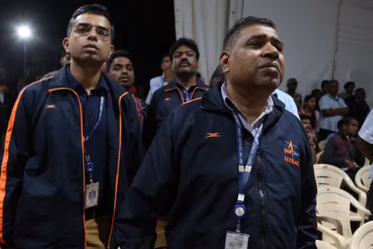 Sự thất vọng hiện diện trên khuôn mặt của các nhân viên thuộc cơ quan ISRO khi họ nhận được thông báo tàu đổ bộ lên Mặt Trăng của cơ quan này bị mất tín hiệu. Ảnh: Nikkei Asian Review